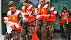 暖心！火箭军战士1人抱1个娃转移 宝贝们在子弟兵怀中安睡