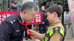 警娃进警营 新年快乐行