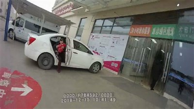 粗心父亲开车不慎撞倒1岁女儿 警车开道紧急送医