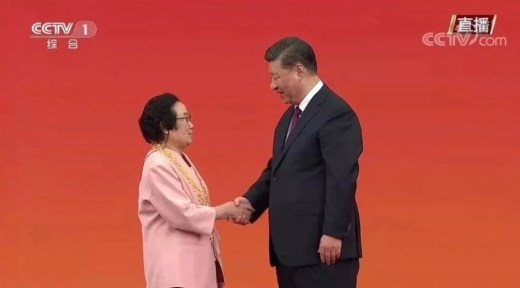 《呦呦鹿鸣·屠呦呦》纪念邮简众筹问世、献礼两会