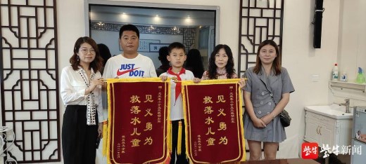 3岁幼童泳池内“倒栽葱”， 11岁“淡定弟”教科书式施救