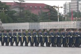 仪仗官兵进入天安门广场