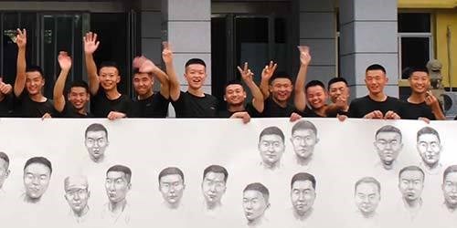 好棒！武警战士手绘10米画卷送退伍老兵