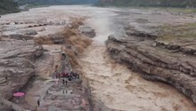 壶口瀑布迎来秋汛壮丽美景 气势如虹，恰似百万雄狮怒吼